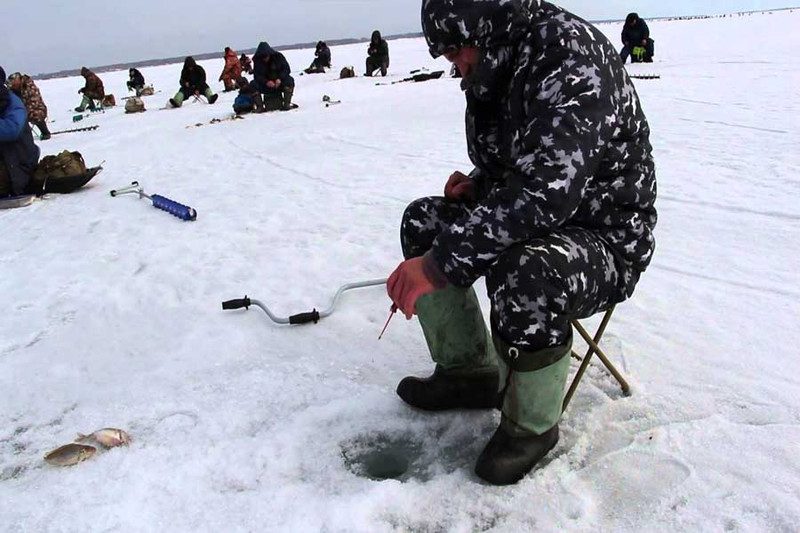 Где искать карася зимой